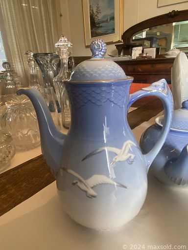 MaxSold Auction: This online auction features fine jewelry, watercolour paintings, pocket watches, coins, MCM furniture, vintage steamer trunk, wine storage, student desk, wicker chair, bookshelves, perfume bottles, David Winter cottages, teacup/saucer sets, women’s clothing, costume jewelry, area rugs, vintage Pyrex, small kitchen appliances, vinyl records, plant pots, yard tools, novels, vintage books, craft supplies, and much, much, more!!!