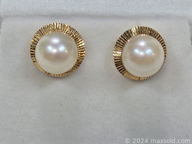 MaxSold Auction: This online auction features gold jewelry, silver jewelry, pearls, vintage pocket watch, area rugs, art supplies, desks & chair,  trundle bed, leather sectional, glass top table, teacup/saucer sets, bar stool, yarn, art glass, costume jewelry, Abraham Palatnik figurines, bird figurines, wooden busts, watches, wine racks, stamps, craft supplies, and much, much, more!!!n