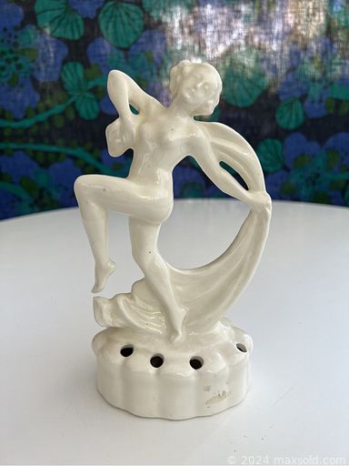 MaxSold Auction: This online auction features vintage pottery such as McCoy, Shawnee, Red Wing, Weller, Niloak, Van Briggle, Bauer, Hall, Gonder, Royal Copley, Haege, Morton,  and much more!!