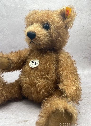 MaxSold Auction: This online auction features Steiff stuffies, gemstone jewelry, Chinese snuff bottle, sports trading cards, smartwatch, currency, Jonathan Shan carvings, collector coins, watches, lawnmower, NIB earbuds, NIB drone, cameo brooches, Tiffany-style lamp, trinket boxes, Royal Doulton figurine, signed sports jerseys, golf clubs, antique kerosene lamps, and much more!