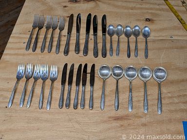 MaxSold Auction: This online fundraising auction features brass bucket, Majolica basket, Mexican Folk Art, Depression glass, vintage ashtrays, children’s books, art glass, art pottery, teapots, craft supplies, Royal Doulton figurines, vintage Pyrex, swung vases, and much more!!!