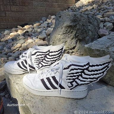 MaxSold Auction: This online auction features stained glass bookcase, coins, Swarovski jewellery & figurines, desk & chair, Royal Doulton figurines, Jeremy Scott sneakers, patio furniture, exercise equipment, teak table & chairs, eukele, small kitchen appliances, teacup/saucer sets, costume jewelry, barrister bookcase, craft supplies, Halloween costumes, art supplies, yard tools, art pottery, TV, Precious Moments, printer, and much, much, more!!!