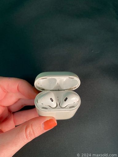 MaxSold Auction: This online charity auction features Apple airpods, framed wall art, gift cards, sterling silver jewelry, Indigenous art and much more!