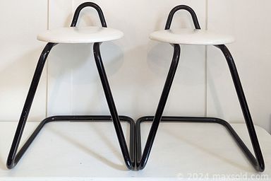 MaxSold Auction: This online auction features art glass, BMP, framed wall art, metal art, vintagey Pyrex, Santini doves, art pottery, vintage planter, vintage ashtray, leather recliners, teapots, cantilever stools, and much, much, more!!