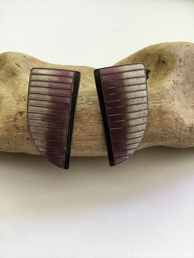 MaxSold Auction: This online auction features sterling silver jewelry, gemstone jewelry, antique jewelry, pewter jewelry, novelty jewelry, and much, much, more!!!