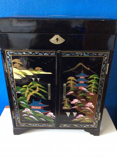 MaxSold Auction: This online auction features a mantle clock, Pyrex bowls, a perfume bottle, a mountain bike, gold earrings, dinnerware bowls, medicine bottles, a watch necklace, an Asian jewelry box, and a jacket with a scarf. It also includes 1999 coins, rings, women\'s shoes, unused postage stamps, Breyer horses, a Bakelite collection, a Ginger jar, posters, and sculpture. Includes Franciscan ware plates, bracelets, coffee table books, purses, brooches, postal scale, earrings, crystal horse figurines, collection of books, etched salad plates, ice buckets with handles, buttons, colored glass pieces, sterling silver ring, ribbons and much more!