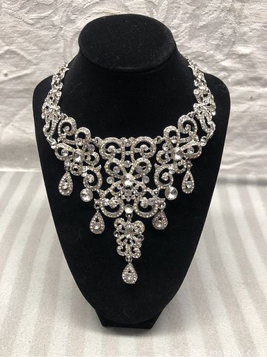 MaxSold Auction: This online auction includes Kiwi Crate science kits, Nintendo NES console, Maschine Mikro MK2, vinyl records, cassettes, VHS, DVDs, coins, banknotes, stamps, board games, clothing, shoes, accessories, toys, sports, Pokemon and other trading cards, books and many more!