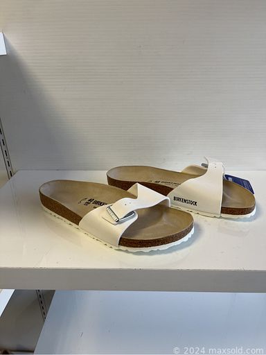 MaxSold Auction: This online auction includes men’s and women’s shoes and boots, boot shapers and more!