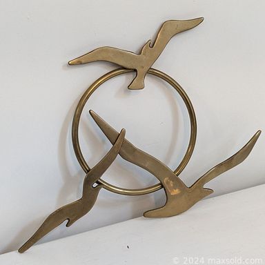 MaxSold Auction: This online auction features art glass, BMP, framed wall art, metal art, vintagey Pyrex, Santini doves, art pottery, vintage planter, vintage ashtray, leather recliners, teapots, cantilever stools, and much, much, more!!