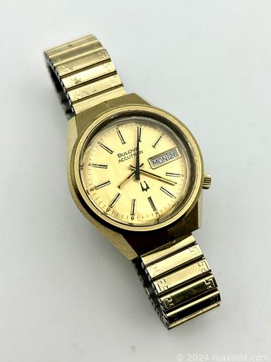 MaxSold Auction: This online auction includes jewelry, accessories, lapel pins, watches, lamp crystals, coins, match vesta, candelabra, hunting dog door stop, brassware, Foo dogs, pottery and much more!