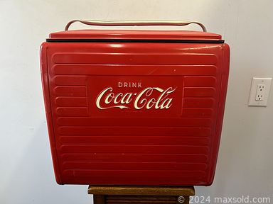 MaxSold Auction: This online auction includes Murano glassware, lamps, Lladro and other figures, Seiko clock, wall art, vases, sconces, seasonal decor, metal candlesticks, vintage suitcase, books and much more!