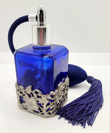 MaxSold Auction: This online auction features fine china, glassware, costume jewelry, Limoges, Aynsley, vintage dishware, Christmas decor and much more!