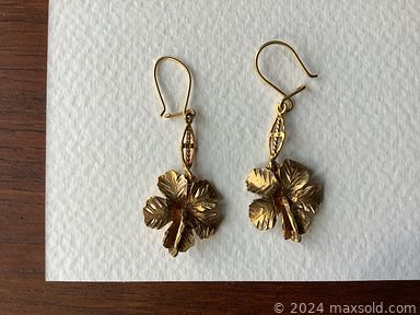 MaxSold Auction: This online auction features gold jewelry, new Swarovski crystal necklaces, silver jewelry, jade jewelry, vintage Chinese collectibles, indoor water fountain, Royal Doulton figure, live plants, original artworks, decorative plates, wood bar cart, soapstone carving, elephant collection, Capodimonte flowers, bird figurine collection, oil lamps, decanters, area rug & runners, sectional sofa, beer steins, DVDs, mantel clocks, Tiffany-style lamp, cameras & accessories, small kitchen appliances, men’s & women’s clothing, vintage Indian bangles, watches, costume jewelry, and much, much, more!!!