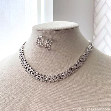 MaxSold Auction: This online auction features collection of gold jewelry, sterling silver jewelry, precious and semi-precious stone jewelry and much more.