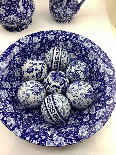 MaxSold Auction: This online auction features vintage Pyrex, leather jackets, framed prints, art glass, binoculars, vintage decanters, vintage blue/white dishes, vintage ties, small kitchen appliances, scarves, new women’s clothing, vintage watches, cranberry glass, Blue Mountain Pottery, children’s books, board games, fabric, home health aids, and much, much, more!!!