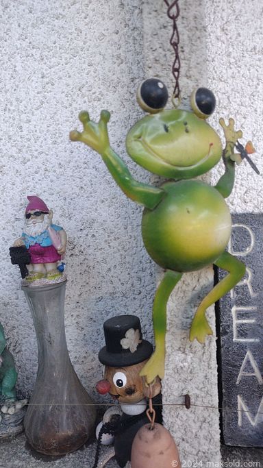 MaxSold Auction: This online auction includes seasonal decor, bedding, clothing, accessories, costume jewelry, garden tools, garden supplies, planters, CD racks, kitchenware, small kitchen appliances, brassware, electronics, lamps, party decor, outdoor furniture, vinyl records, cushions and much more!