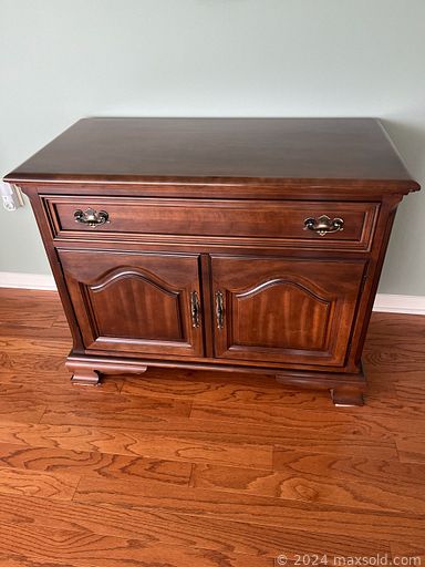 MaxSold Auction: This online auction features NIB fitness gear, golf clubs, coins, gold & gemstone jewelry, watches, area rugs, collector plates, wingback chairs, art pottery, wicker furniture, live plants, curio cabinet, Byers’ Choice carolers, Royal Doulton figurine, costume jewelry, and more!