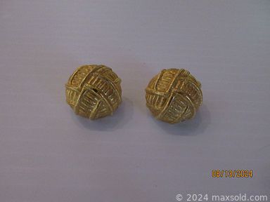 MaxSold Auction: This online auction features watches, sterling silver jewelry, Pfaltzgraff dinnerware, sewing machine, temple rubbing, exercise equipment, printer, art glass, Halloween costumes, bike, Pokemon game, yard tools, coins/tokens, outerwear, costume jewelry, and much more!