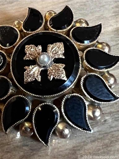 MaxSold Auction: This online auction feature jewelry, coins, silver bars, Brooches, Cuff links, Waterford Crystal, shelf, trunks, Records much more!