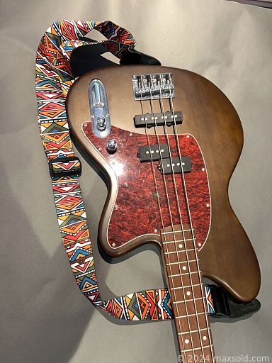 MaxSold Auction: This online auction features bass guitar, amp, men’s hats & footwear, video games, camera, watches, Phil Webb artwork, decorative plate, skis, air scrubber, and more!