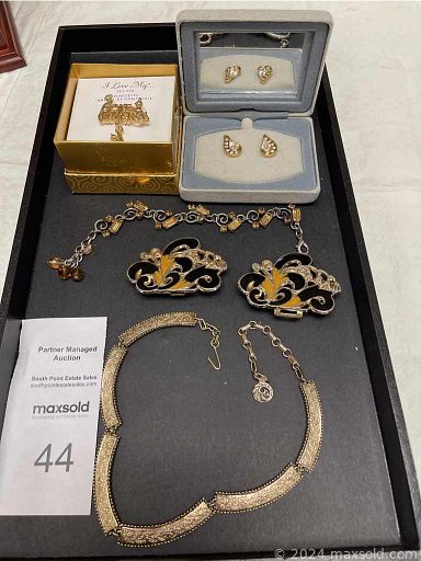 MaxSold Auction: This Charity/Fundraising online auction features new model kits, novelty teapots, carnival glass, puzzles, cranberry glass, jewelry and much more!