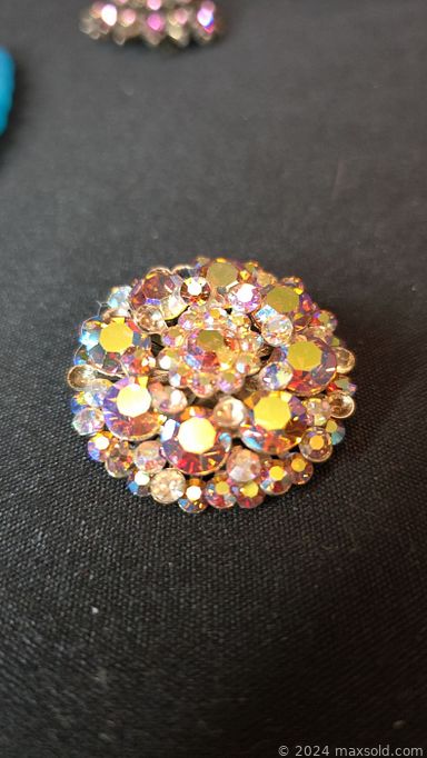 MaxSold Auction: This online auction includes garden tools, vases, seasonal decor, Sony Walkman, Onkyo receiver and other electronics, Nespresso coffee machine and other small kitchen appliances, clothing, shoes, ties and other accessories, jewelry, aquarium, Dirt Devil vacuum, glass insulators, banknotes, coins, tools and more!