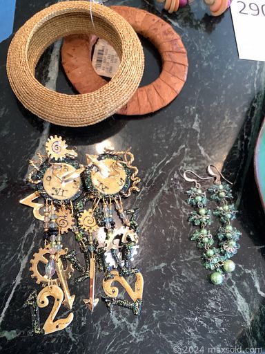 MaxSold Auction: This online auction features dragon statues, printers, guitar, banjos, decorative plates, art glass, designer women’s clothing, purses, belts & scarves, office supplies, art glass, desk & chair, TVs, games, toys, antique books, smoking pipes, power & hand tools, watches, hurricane lamp, bootstraps, costume jewelry, cookie jar, Asian furniture, telescope, men’s jackets, ties, belts, clothing, & shoes, cameras, and much, much, more!!!