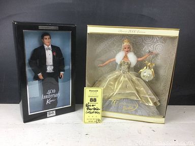 MaxSold Auction: This online auction features furniture such as a kids bookshelf, vintage vanity, child’s rolltop oak desk, ladies desk and others, Royal Futura typewriter, Winder Horse toy, postcards, Star Wars items, Corningware, Bordallo Pinheiro dishware, tea sets, silverplate, vintage nursery lamp, shoe stretchers, enamelware, kitchenware, small kitchen appliances, tools, vintage sewing supplies, vintage Singer sewing machine, pottery, frames, colored glass, seasonal decor, Pyrex, Boneco humidifier, Zenith radio, toys and much more!