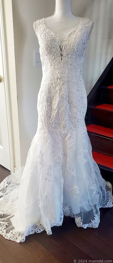 MaxSold Auction: This online auction includes a Sony Bravia TV, DVD players and other electronics, books, board games, clothing, shoes, accessories, place card sign holders, metal pails, linens, Luminarc goblets, Norman Rockwell plates, vintage garment bag, vases, banknotes, vintage barware, Royal Family memorabilia, Bush Furniture file cabinet, kitchenware, trading cards, wood roses and much more!