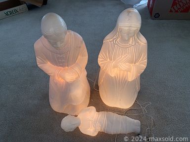 MaxSold Auction: This online auction features vintage Christmas decorations, nativity figures, Boyd’s bears, Dept 56 & Rockwell Christmas village pieces, Lenox Christmas figures & ornaments, wooden nutcrackers, Christmas bells, holiday table linens, cookie jars, electric candles, holiday music boxes, and much more!