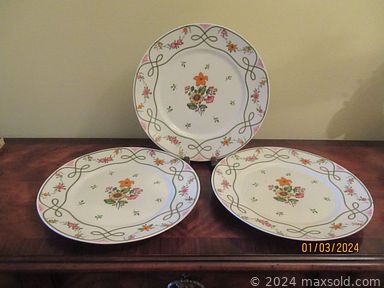 MaxSold Auction: This online auction includes jewelry such as necklaces, earrings, bracelets, pins and others, bags, accessories, vintage Raggedy Ann soda can lamp, campaign table, Royal Vienna, Limoges and other china, servingware, Tolerate, seasonal decor, Majolica butter keeper, crystal rabbit, decor and more!