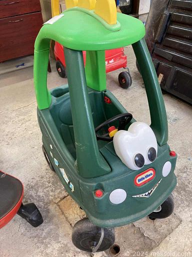 MaxSold Auction: This online auction features Kayak, fine china, crystal stemware, crystal chandelier, furniture such as settee, La-Z-Boy chairs, shelving units, vintage sideboard and wardrobe, dishware, Wii console with games, medieval costumes, vintage hats, exercise equipment, LPs, power tools, Christmas decor, sporting gear, musical instruments and much more!