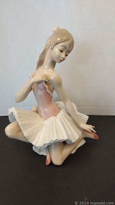 MaxSold Auction: This online auction includes jewelry, vintage purses, vintage signs, wall art, Honda lawn mower and other yard tools, Ryobi table saw, Royal Copenhagen decorative plates, vintage glassware, craft supplies, vintage sewing notions, barometer, vinyl records, security system, model boat and kits, Denby dishware, cutlery set, copper and brass decor, mini jet wine filter, Asian scroll, silk tapestries and much more!