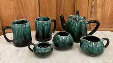 MaxSold Auction: This online auction includes vintage Fire King, Pyrex, Federal Glass, Fiestaware and other dishware, vintage Tupperware, Chalkware wall decor, vintage McCoy planter, Blue Mountain pottery, brownie camera, Goebel cat figurine, Blaupunkt stereo and other electronics, Royal Winton and other china, vintage tins, Spode thimbles, Bossons heads, stained glass lampshades, Pantry Parade tomato cookie jar, vases, crockery, beer steins, Delft and much more!