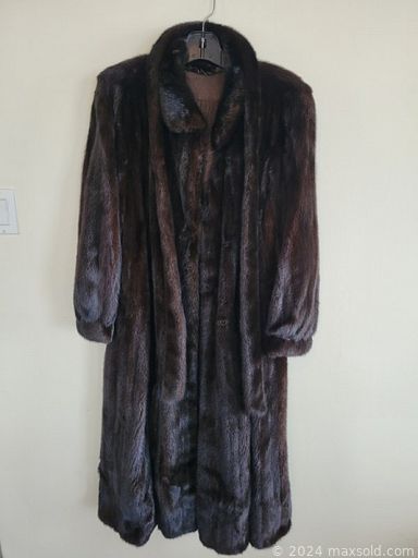 MaxSold Auction: This online auction features Art Deco ring, crystal decanters, Swarovski brooch, art books, sofa bed, vintage watches, men’s blazers, costume jewelry, bicycles, TVs, vintage snowshoes, art supplies, iMac, sewing machine, hand tools, camping gear, leaded glass art, vintage oak desk, office supplies, and much, much, more!!!