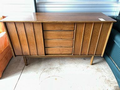 MaxSold Auction: This online auction features MCM buffet, vintage skis, outerwear, office supplies, small kitchen appliances, TV, art glass, art books, games, golf clubs, art pottery, antique books, vintage inkwell, Blue Mountain pottery, Hoselton sculpture, vinyl records, and more!