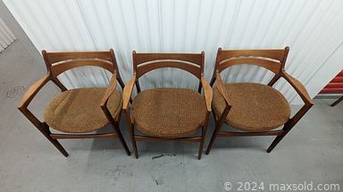 MaxSold Auction: This online auction features furniture such as a mid-century Brutalist armoire, MCM molded plastic swivel chair, George Nelson office desk, English Regency table, teak dining chairs, Alar tubular stools, Gio Ponto ladderback chairs and others, Lomonosov porcelain giraffe, mid-century candleholders, vintage fondue pot, candles, Lampadari Reggiani arc lamp and other lighting items, Nintendo Famicom, ceramics, wall art, Shark sewing machine, binoculars, Rosenthal ‘Cupola’ cups, mid-century pottery, Mikasa dishware, clamps and much more!