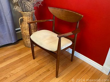 MaxSold Auction: This online auction features wicker furniture, teak furniture, comics, puzzles, non-sports trading cards, vintage yearbooks, teacup/saucer sets, wood carvings, vinyl records, synthetic wigs, pashmina scarves, Sadek porcelain bird figurines, Toby jugs, art glass, BMP vases, outerwear, and much, much, more!!