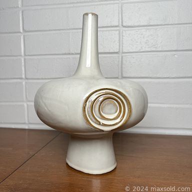 MaxSold Auction: This online auction includes vintage Mallo-ware, vintage tea sets, Royal Doulton and other china, MCM lamps, Majolica ware, Blue Mountain style vase, mannequins, wall art, kitchenware, Cats Meow decor, Fire King lustreware, Robert Bateman print and other wall art, Jadeite saucers, West Elm lamp, brassware, vintage Empisal knitting machine, Kenmore serger, Carolina rope hammock and much more!