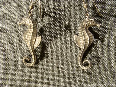 MaxSold Auction: This online auction features vintage prints, sports jerseys & collectibles, pocket & wrist watches, sterling jewelry, gold jewelry, diamond ring, stereo components, area rugs, coins, bank notes, Yamaha keyboard, Kevin Edwards oil paintings, art glass, vintage jewelry, and much, much, more!!