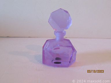 MaxSold Auction: This online auction features Guenther Luann vase, carnival glass, antique desk, wicker screen, vintage books, mantel clock, TVs, perfume bottle, antique floor lamp, Lladro figurine, Pottery Barn cabinets, settee bench, vanity articles, antique cedar chest, DVDs, art pottery, women’s shoes & clothing and much more!