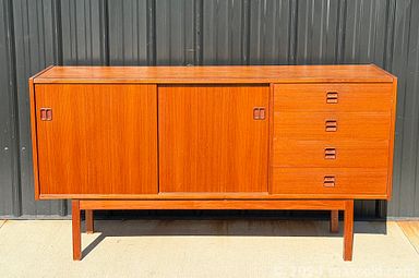 MaxSold Auction: This online auction features Yamaha keyboard, fishing gear, vintage Pyrex, children’s books, art pottery, cameras, Star Wars collectibles, wood carvings, art glass, video game console, silver & costume jewelry, vintage Indigenous art, Magic: The Gathering cards, watches, Swarovski jewelry, area rug, men’s & women’s footwear, Surette pottery tile, small kitchen appliances, NIB desk, smoking pipes, teak furniture and more!