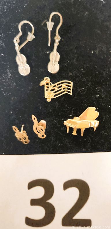 MaxSold Auction: This Charity/Fundraising Online Auction features Elvis collectibles, vintage cuckoo clock, art glass, sports apparel, DVDs, vinyl records, Halloween costumes & decorations, child’s desk & chair, Star Wars collectibles, kids' games & activities, doll house, pet products, and much more!!!