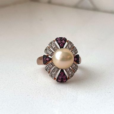 MaxSold Auction: This online auction features antique diamond necklace, jade bangles, gold jewelry, vintage watch, Disney brooch, bank notes, coins, art glass, vintage porcelain figurines, and much, much, more!!!