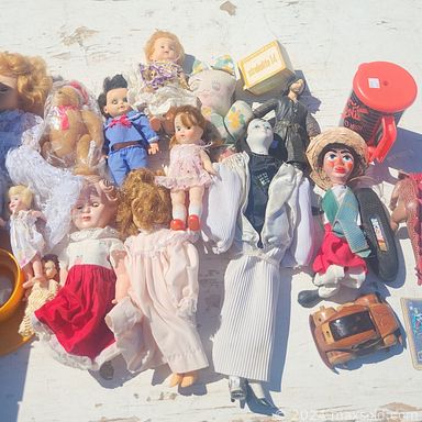 MaxSold Auction: This online auction includes comic books, books, vinyl records, DVDs, accessories, trading cards, trinkets, tape decks, kitchenware, glassware, lamp, sewing machine, hardware, decor, jugs, brassware, flatware, electronics, vintage board games, vintage ICEE light, decorative tins and much more!