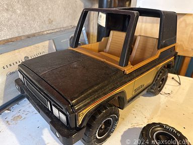 MaxSold Auction: This online auction includes Christmas decor, NIB collector dolls, furniture such as NIB entertainment center, NIB massage recliner, kitchen chairs, dining table, and tallboy dresser, glassware, NIB cookware, Technics stereo, LPs, laminate flooring, fabric and material, yarn,  Lladro, vintage toys, exercise equipment, power tools, garden decor, and much, much more!