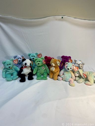 MaxSold Auction: This Charity/Fundraising Online Auction features musical jewelry box, The Beatle\'s ultimate collector\'s edition, Canada\'s centennial collection, antique kitchen utensils, ceramic garden pots, costume jewelry, vinyl records, binoculars, DVDs and much more!