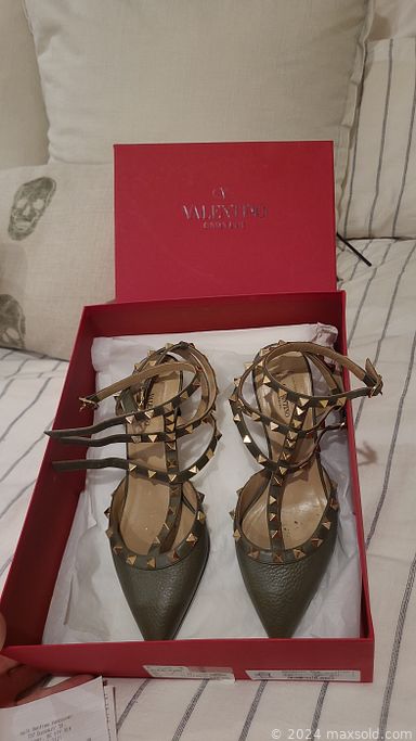 MaxSold Auction: This auction features Boots, Jackets, Office Supplies, Painting Supplies, Small Kitchen Appliances, Shelves, Books, Pots and Pans, Art, Candles, Upholstered Seating, Golf Clubs,  Luggage, Bikes  and much much more!