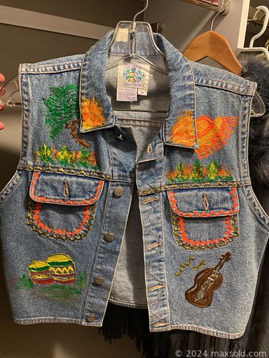 MaxSold Auction: This online auction includes Young Chan piano, bench, director’s chair, vanity chair, clothing, jewelry, accessories, shoes, seasonal decor, boxes, picture frames, stationery, mirror, towel rack and much more!