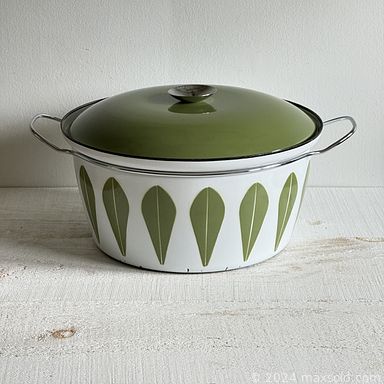 MaxSold Auction: This online auction features garden art, embroidery artwork, Casio keyboard, novelty teapot, pet products, Willow Tree figurines, watches, art glass, vintage photographs, chicken collectibles, art pottery, Imari plates, vintage Smurf collectibles, art prints, vintage milk glass, FAB trays, Fenwick Lansdowne artwork, and much, much, more!!!